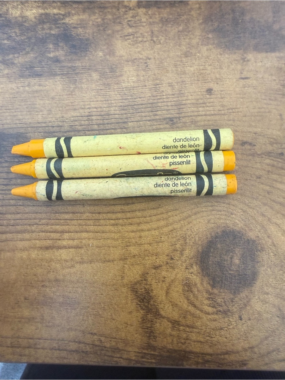 Set of vintage / collectible / discontinued Crayola crayons - Dandelion